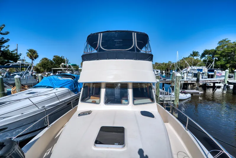 #r Dream Yacht Photos Pics 2005 Mainship 400 Trawler docked on a sunny day.