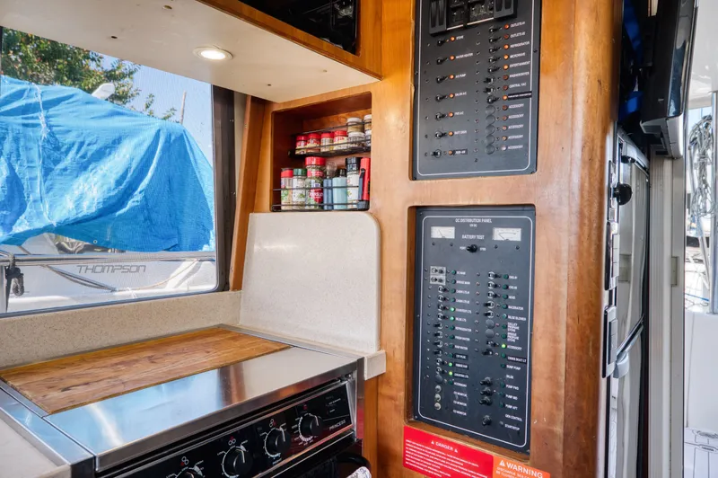 #r Dream Yacht Photos Pics Interior of 2005 Mainship 400 Trawler with control panel and spice rack.