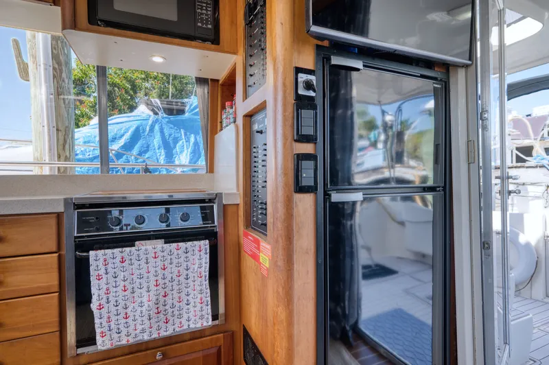 #r Dream Yacht Photos Pics Mainship 400 Trawler 2005 kitchen area with oven and fridge.