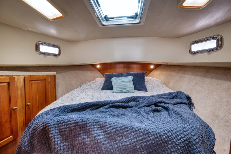 #r Dream Yacht Photos Pics Mainship 400 Trawler 2005 cabin with cozy bed.
