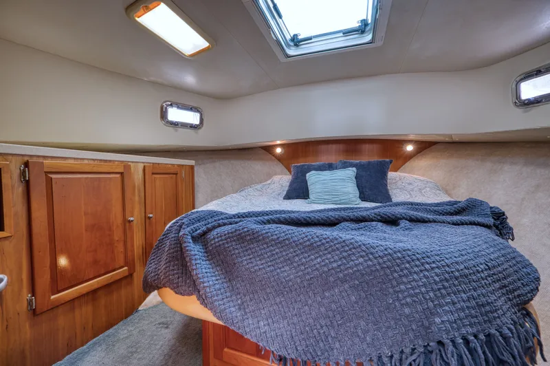 #r Dream Yacht Photos Pics Interior of 2005 Mainship 400 Trawler with cozy bed.