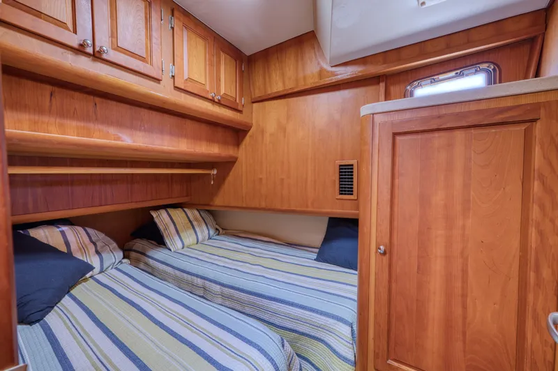 #r Dream Yacht Photos Pics Interior of 2005 Mainship 400 Trawler with twin beds.