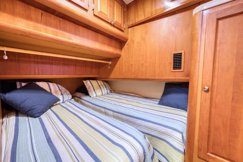 #r Dream Yacht Photos Pics Interior of 2005 Mainship 400 Trawler with twin beds.