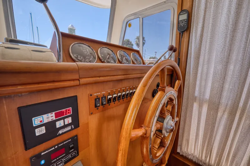 #r Dream Yacht Photos Pics 2005 Mainship 400 Trawler helm with wooden construction.