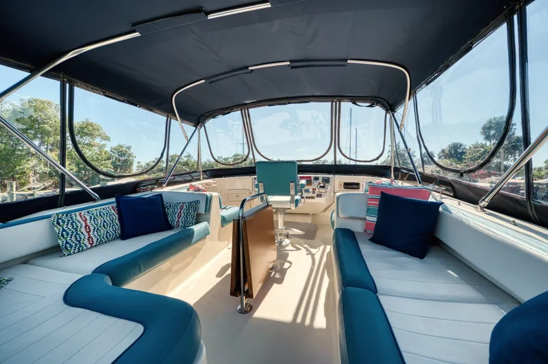 #r Dream Yacht Photos Pics Interior of 2005 Mainship 400 Trawler with blue upholstery.