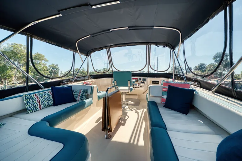 #r Dream Yacht Photos Pics Interior of 2005 Mainship 400 Trawler with blue upholstery.