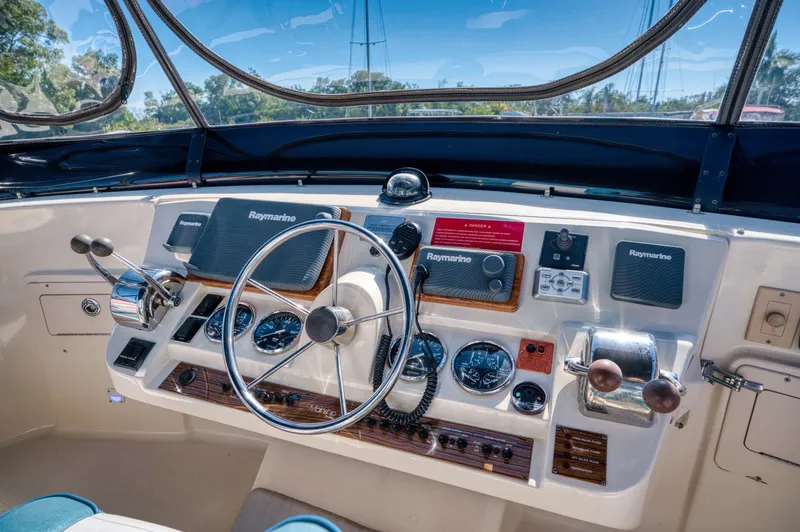 #r Dream Yacht Photos Pics Mainship 400 Trawler 2005 helm with Raymarine equipment.
