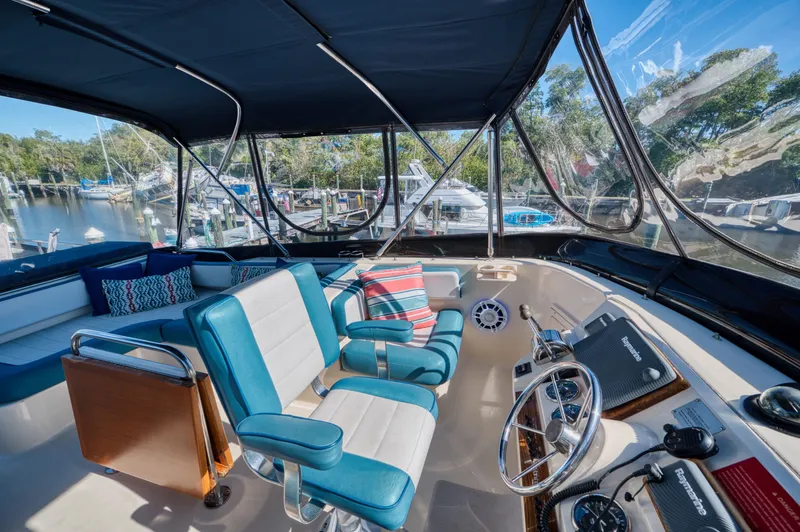 #r Dream Yacht Photos Pics Interior of a 2005 Mainship 400 Trawler with blue seating.