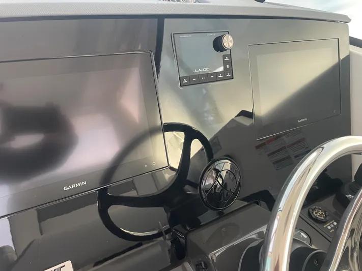 Sea Horse Yacht Photos Pics Garmin electronics with stereo controls