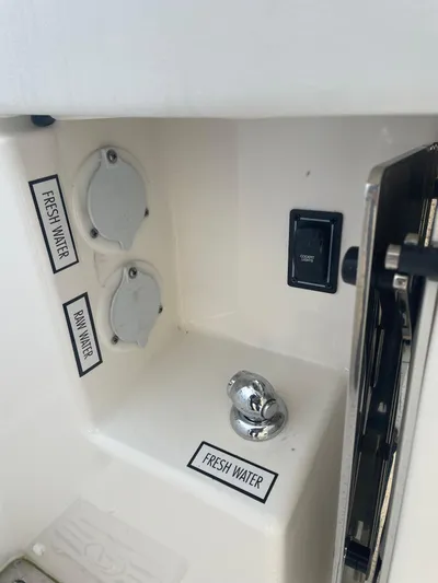 Sea Horse Yacht Photos Pics Salt and freshwater washdown with shower