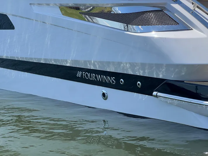  Yacht Photos Pics 2015 Four Winns H350 boat side view on water.