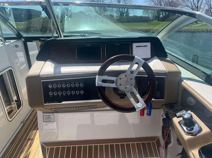 Yacht Photos Pics 2015 Four Winns H350 boat helm with steering wheel and control panel.