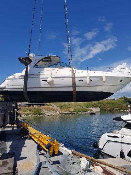 2005-46-9-cruisers-yachts-440-express