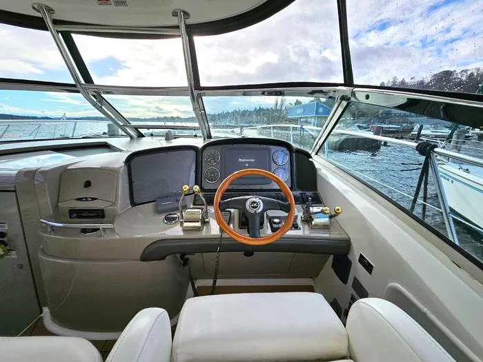  Yacht Photos Pics 2007 Sea Ray 40 Sundancer helm with wooden steering wheel and modern controls.