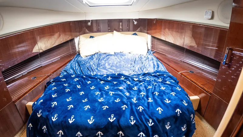 Jones'n Yacht Photos Pics Luxurious cabin interior of 2009 Sea Ray 470 Sundancer with plush bedding.