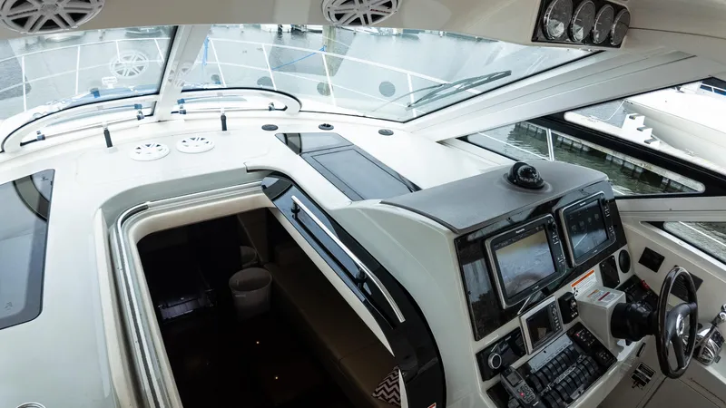 Jones'n Yacht Photos Pics 2009 Sea Ray 470 Sundancer helm with navigation controls and panoramic windows.