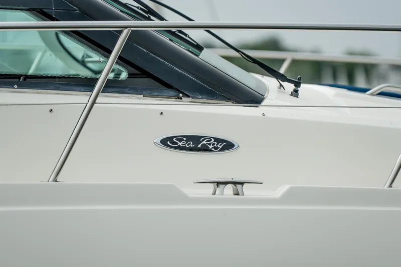 Jones'n Yacht Photos Pics 2009 Sea Ray 470 Sundancer yacht, close-up of logo and railing.