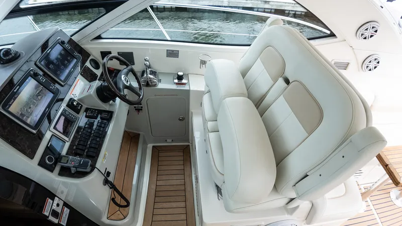 Jones'n Yacht Photos Pics Helm of 2009 Sea Ray 470 Sundancer with dual seats and advanced navigation controls.