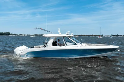 Boston Whaler 38 Realm