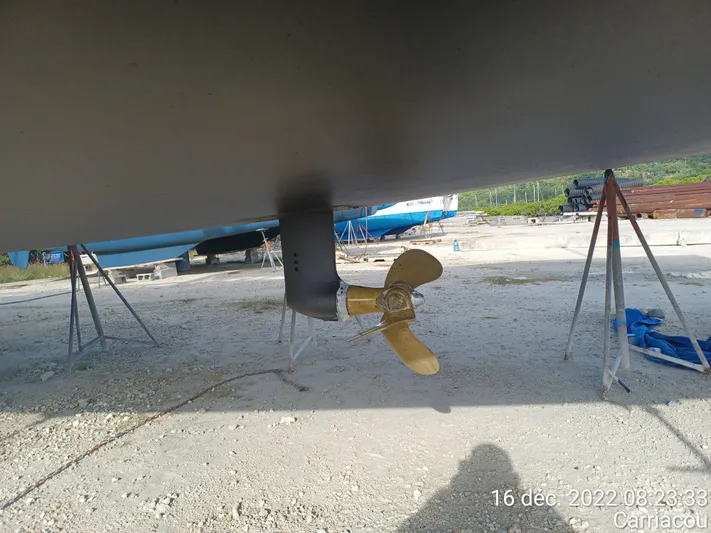 Atanahoue Yacht Photos Pics Propeller of Custom Paladin 60 yacht on dry dock, December 2022.
