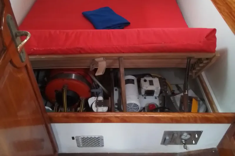 Atanahoue Yacht Photos Pics Under-bed storage with mechanical components in a Custom Paladin 60, 2000 model.