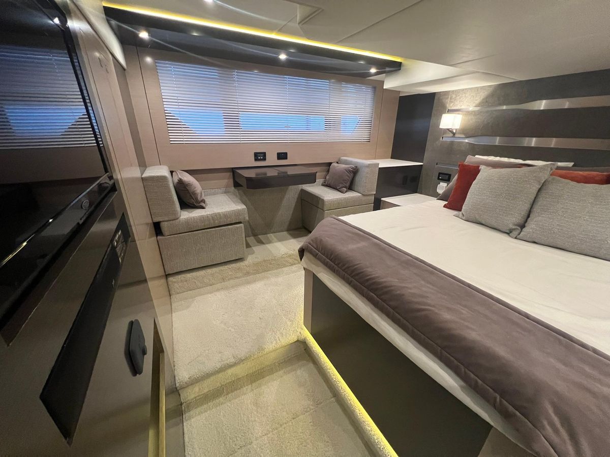 2018 Cruisers Yachts 53 