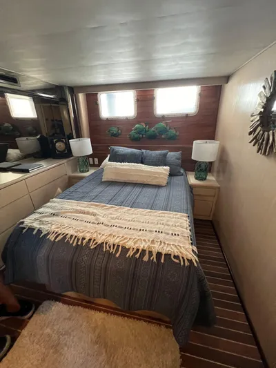 Pax III Yacht Photos Pics Guest bed