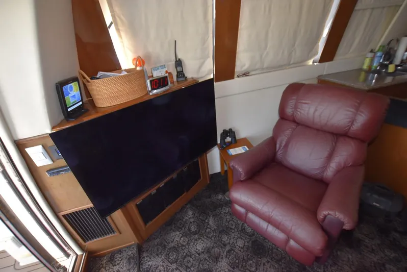 Seawood Yacht Photos Pics Luxurious interior of 2007 Carver 52 Voyager with leather recliner and entertainment setup.