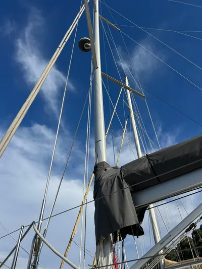  Yacht Photos Pics Sailboat mast of 2022 Hanse 510 against a clear blue sky.