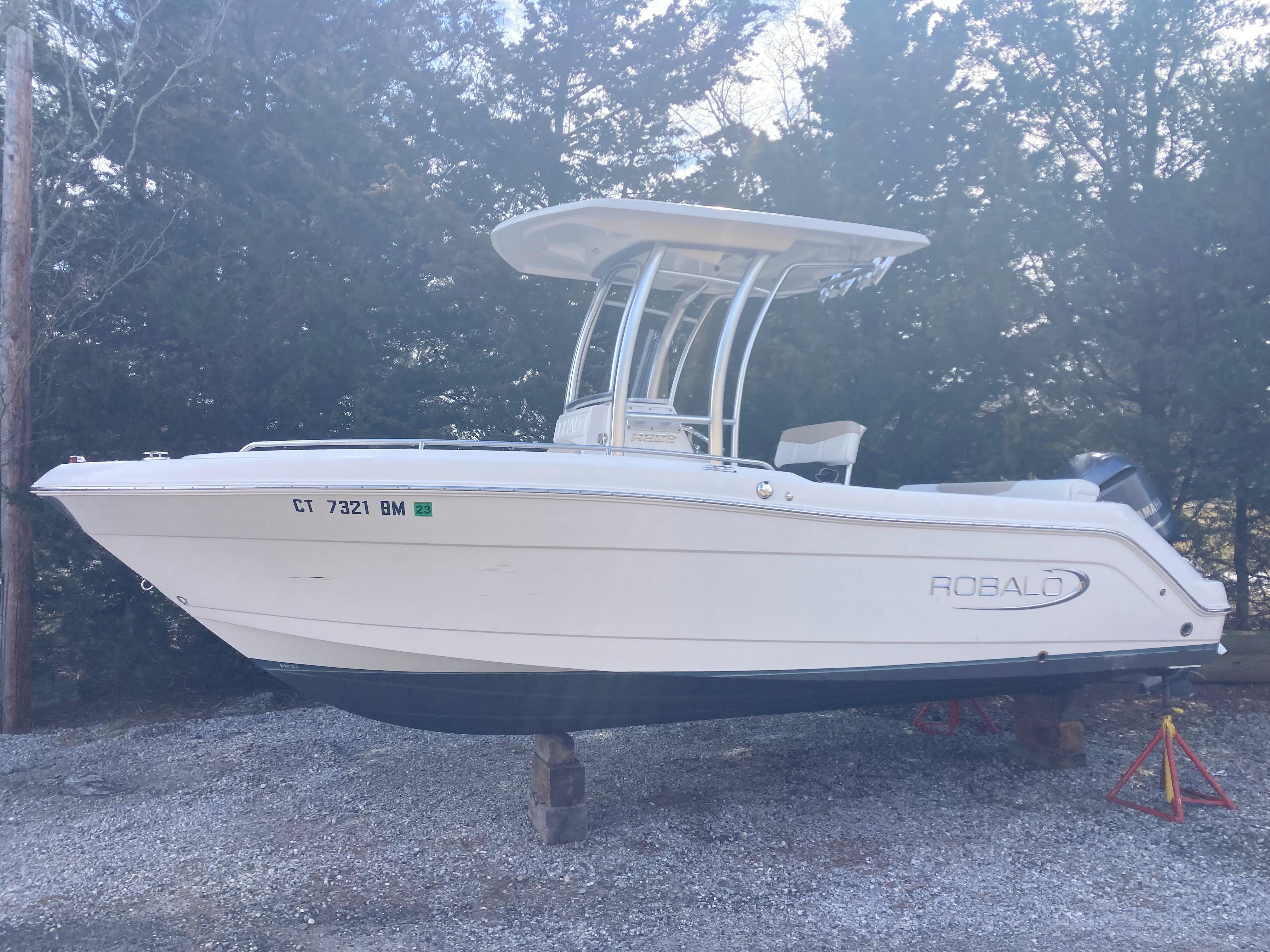 2019 Robalo R222 Center Console