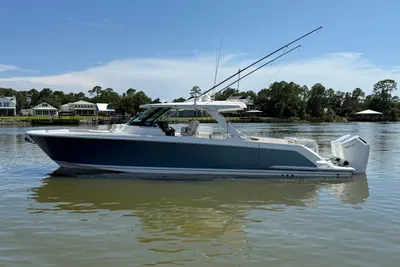 Tiara Yachts 43 LS