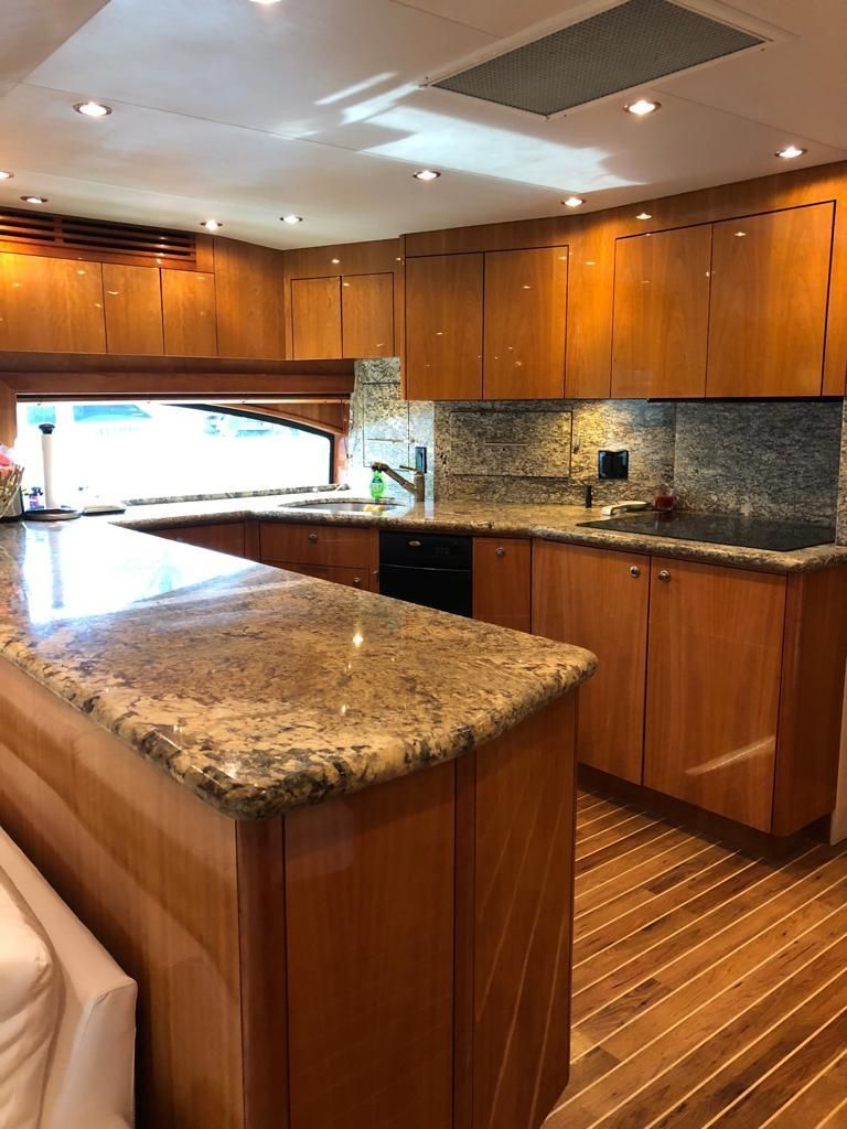 2007 Hatteras 68 