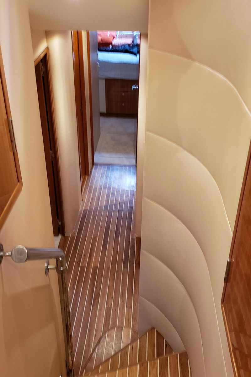 2007 Hatteras 68 