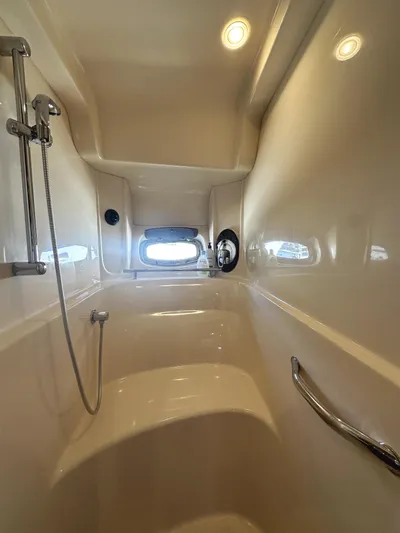 Rogue Yacht Photos Pics Interior shower of 2006 Sea Ray 48 Sundancer yacht, featuring sleek design and modern fixtures.