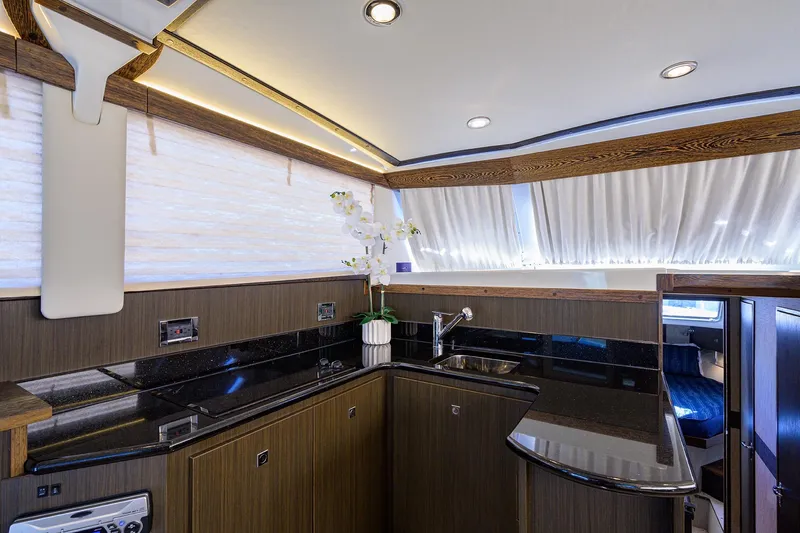 Field & Sea Yacht Photos Pics Bertram 38 - FIELD & SEA - Cabin Kitchenette