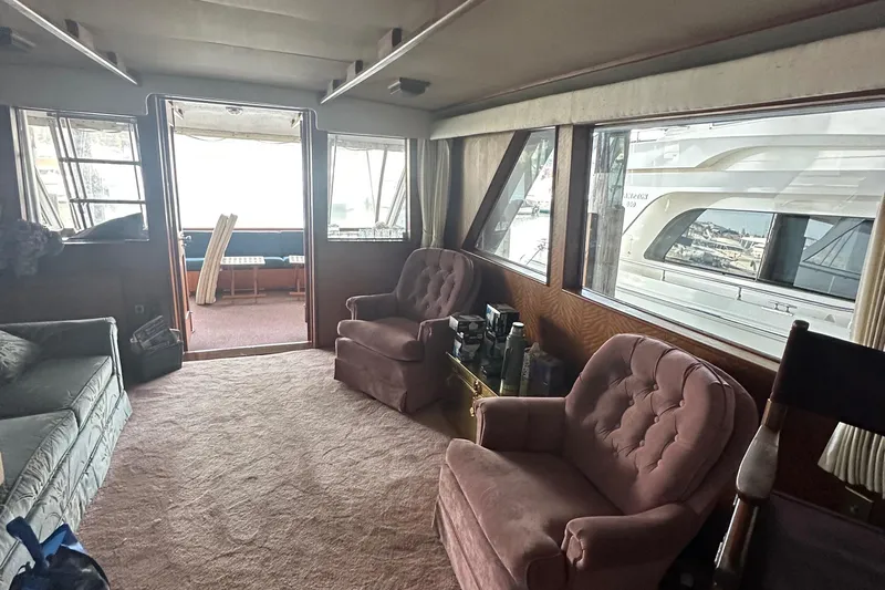 Apple 1 Yacht Photos Pics Interior of 1974 Hatteras 58 Yachtfish with plush seating and large windows.