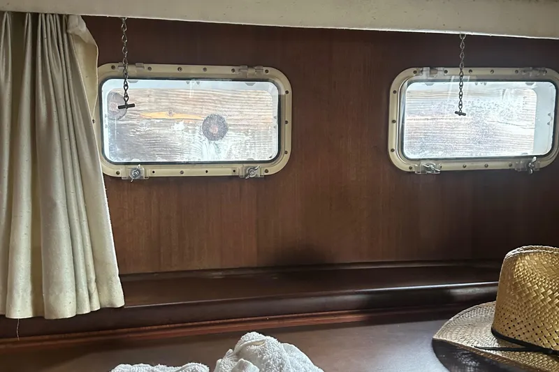 Apple 1 Yacht Photos Pics Interior of 1974 Hatteras 58 Yachtfish with portholes and curtains.