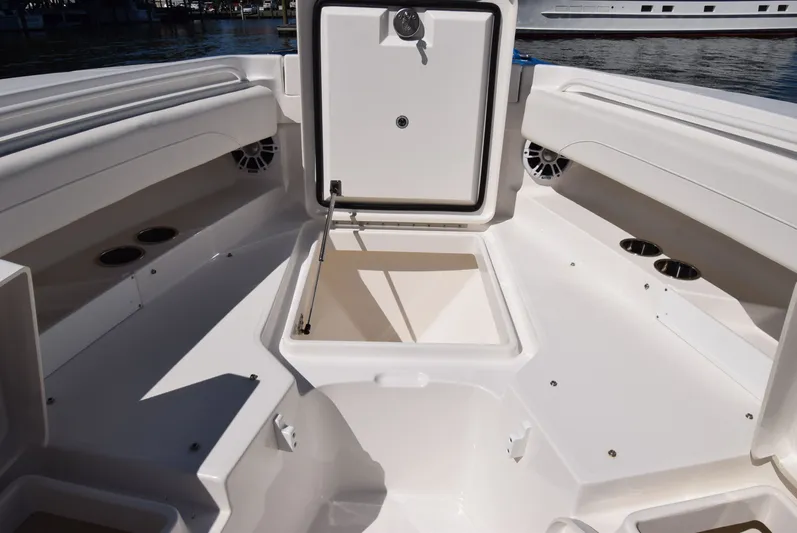 Salty Dog Yacht Photos Pics 2023 Regulator 31 boat interior with open storage compartment and cup holders.