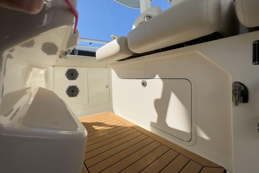 2021 Boston Whaler 380 Outrage