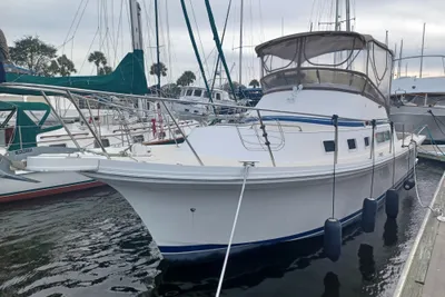 Albin 32 + 2 Command Bridge