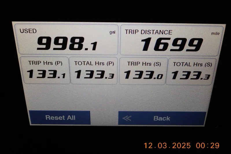  Yacht Photos Pics Display screen showing Sea Fox 288 Commander trip data: 998.1 gallons used, 1699 miles traveled.