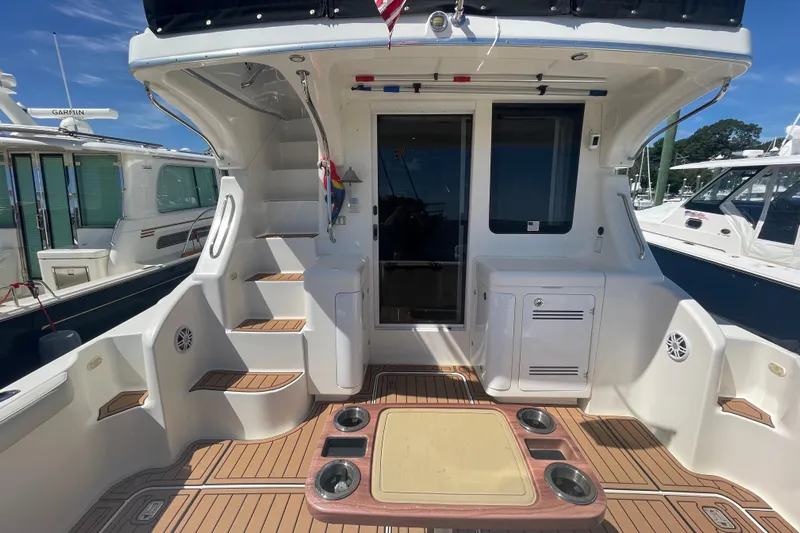 Born Free Yacht Photos Pics 2007 Silverton 38 Convertible yacht interior with stairs and seating area.