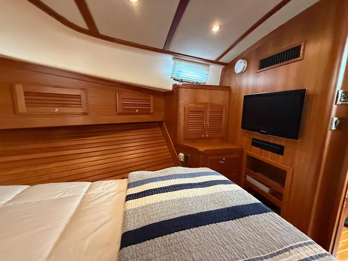 We''ll Sea Yacht Photos Pics Interior of 2011 Sabre 40 Sedan yacht with cozy bedroom and TV.