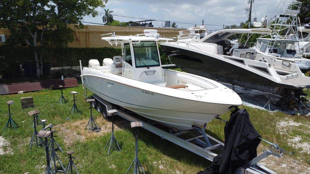 2011 Boston Whaler 320 Outrage