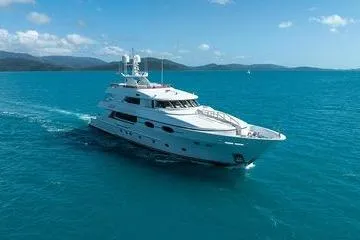 Batavia Yacht Photos Pics Richmond Yachts 135 Motor Yacht cruising in clear blue waters, 2003 model.