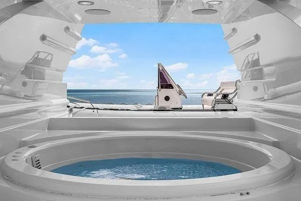 Batavia Yacht Photos Pics Luxurious Richmond Yachts 135 Motor Yacht 2003 with jacuzzi and ocean view.