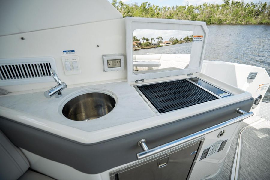 2022 Sea Ray Sundancer 320 OB