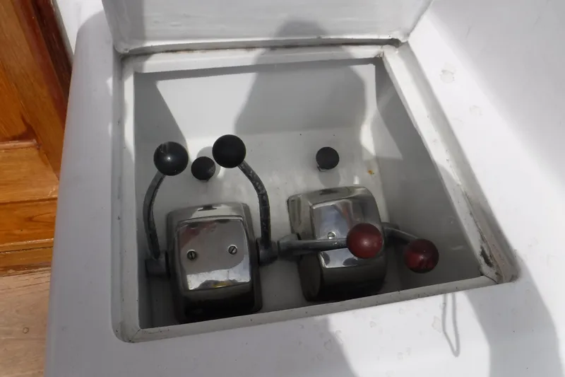  Yacht Photos Pics Control levers on a 1989 Ocean Yachts 44 Super Sport Custom boat.