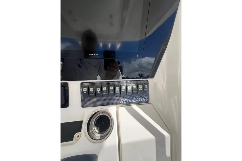 No Name Yacht Photos Pics 2016 Regulator 34 Center Console dashboard with Garmin display and control panel.
