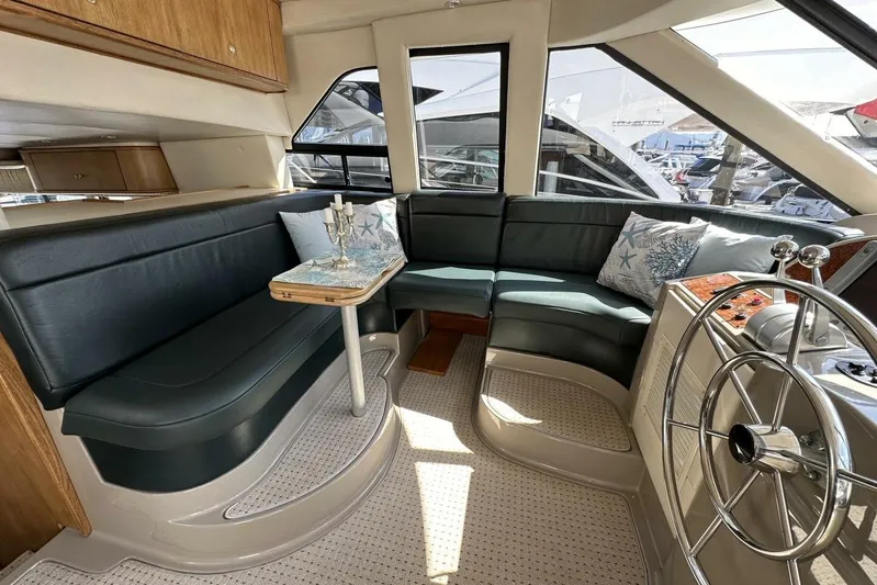  Yacht Photos Pics 2000 Bayliner 5288 Pilot House Motoryacht interior with seating and helm, featuring elegant design.